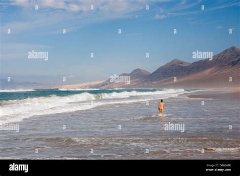 MUJER DESNUDA EN LA PLAYA